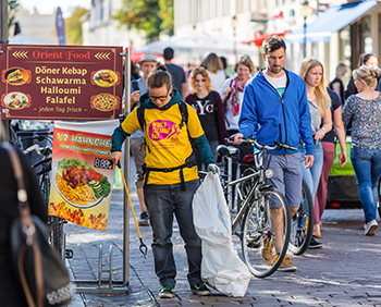 die Kleinen helfen mit