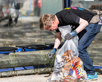 Müll sammeln an der Bushaltestelle